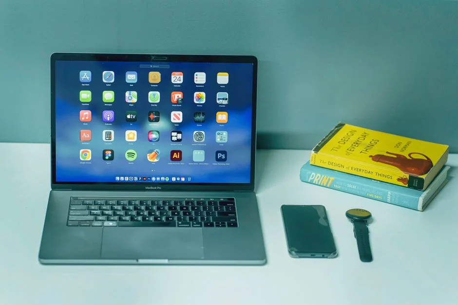 about-04 Smartphone u minijaturnoj korpi na laptopu simbolizuje online kupovinu i digitalno plaćanje.